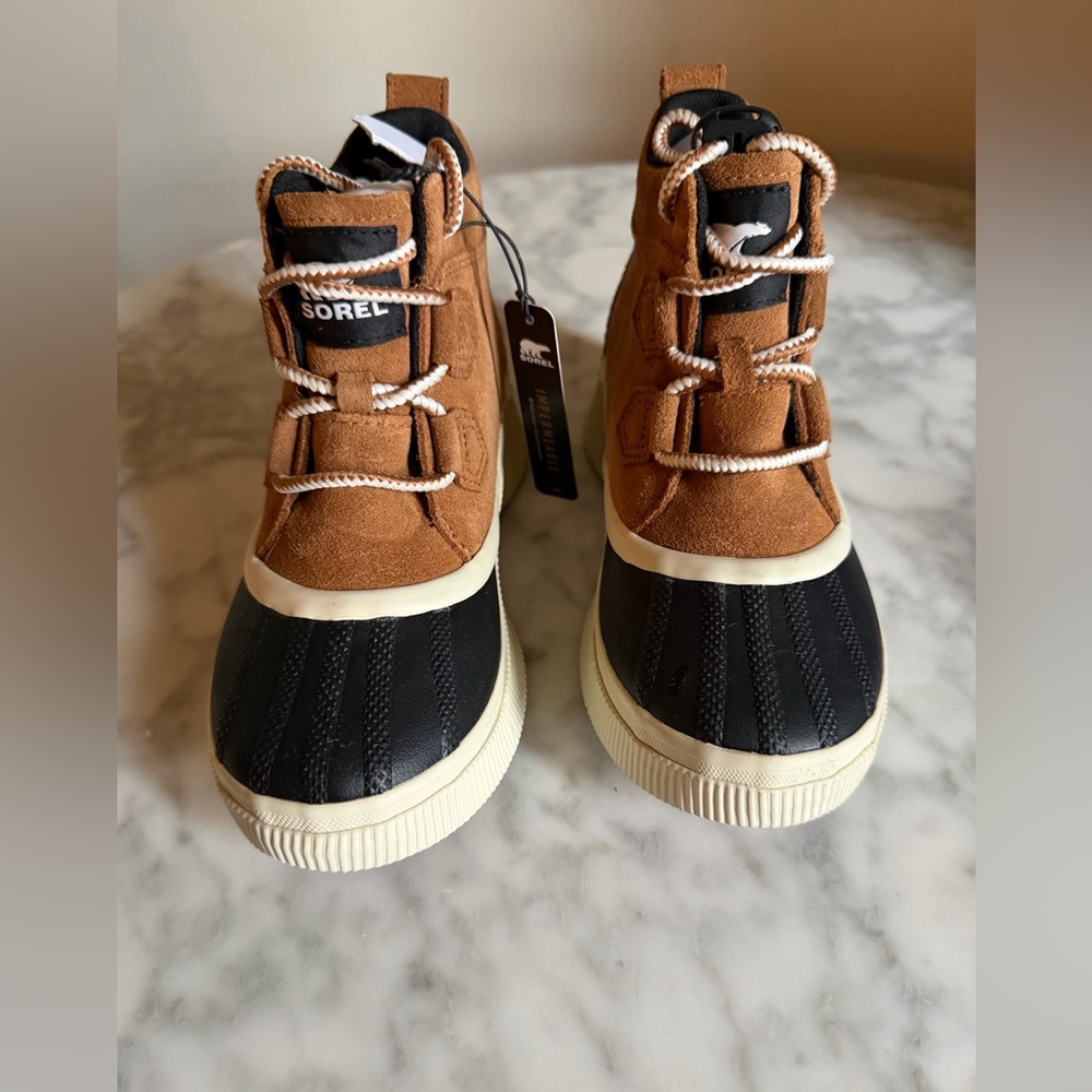 NWT Sorel Kids Out N About IV Waterproof Winter Tan Suede Boots w Black Toe Caps - Picture 2 of 11